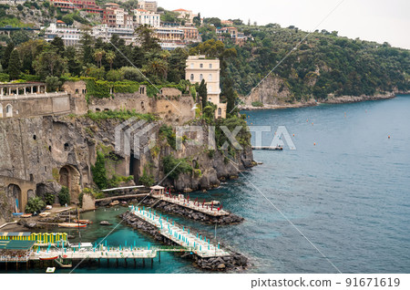View of the Tyrrhenian sea coast in Sorrento, Italy 91671619