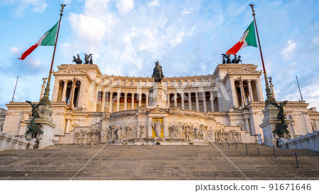 Victor Emmanuel II Monument in Rome at sunset, Italy Victor Emmanuel II Monument in Rome at sunset, Italy 91671646