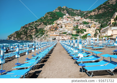 View of the Tyrrhenian sea coast in Positano, Italy 91671722