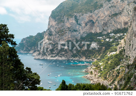 Tyrrhenian sea coast of Capri, Italy 91671762