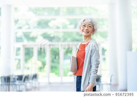 Fashionable senior women Fashionable middle women Fashionable senior women Fashionable middle women 91672395