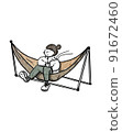 一個女人坐在吊床上放鬆 91672460