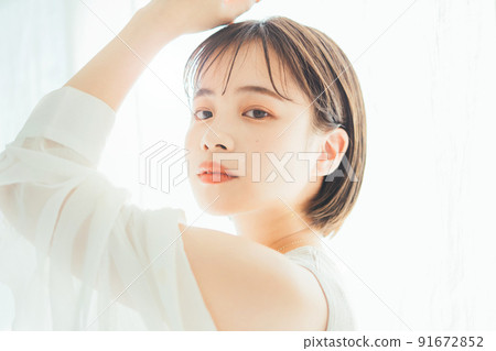 年輕女性的美容護膚形象 年輕女性的美容護膚形象 91672852