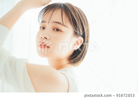 年輕女性的美容護膚形象 91672853