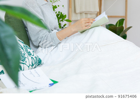 houseplant indoor plant decoration_person reading in bed houseplant indoor plant decoration_person reading in bed 91675406