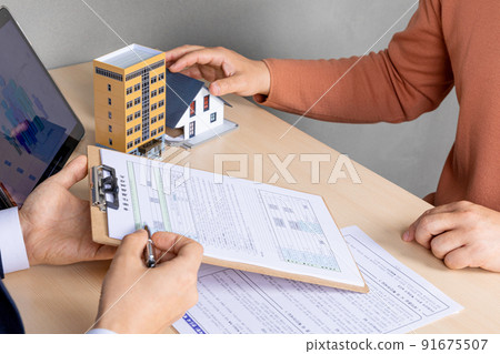 real estate contract hand motion_agent explaning contract, conditions of the house 91675507