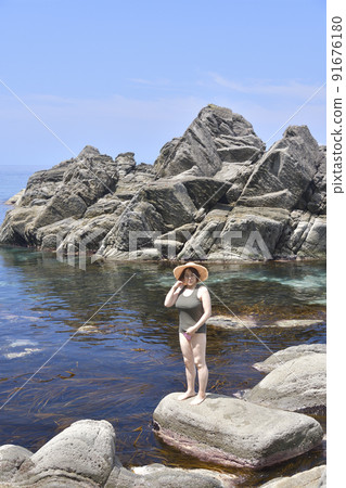 夏天在北海道瀨田町的海岸拍攝一位女性的肖像 夏天在北海道瀨田町的海岸拍攝一位女性的肖像 91676180
