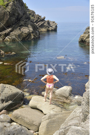 夏天在北海道瀨田町的海岸拍攝一位女性的肖像 夏天在北海道瀨田町的海岸拍攝一位女性的肖像 91676185