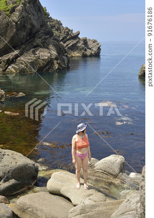 夏天在北海道瀨田町的海岸拍攝一位女性的肖像 91676186