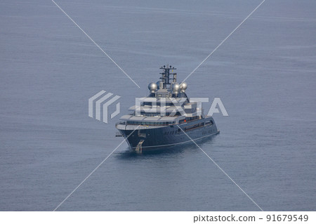 Luxury motor yacht on the ocean at sunset Luxury motor yacht on the ocean at sunset 91679549