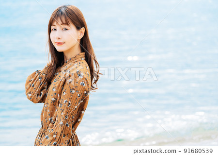 海背景上的女性肖像 91680539