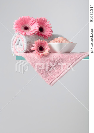 Spa composition with pink salt. 91681514