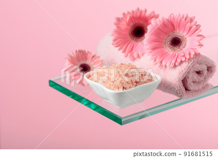 Spa composition with pink salt. 91681515
