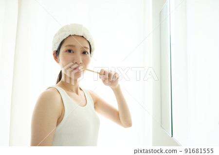 刷牙的女人 91681555