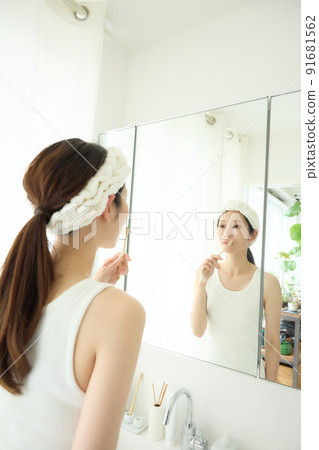 刷牙的女人 刷牙的女人 91681562