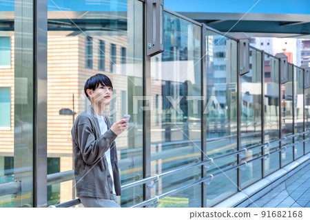 Office casual young businessman who operates a smartphone Smartphone Office casual young businessman who operates a smartphone Smartphone 91682168