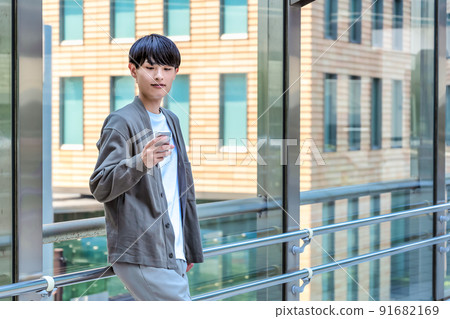 Office casual young businessman who operates a smartphone Smartphone Office casual young businessman who operates a smartphone Smartphone 91682169
