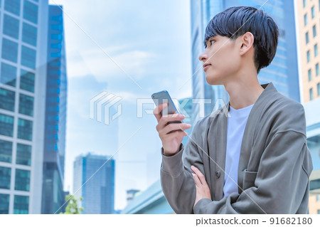 Office casual young businessman who operates a smartphone Smartphone 91682180