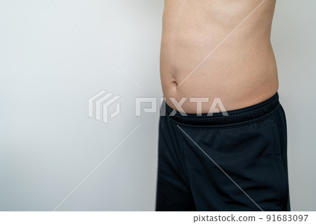 一個中年男人的肚子要出來了。 91683097