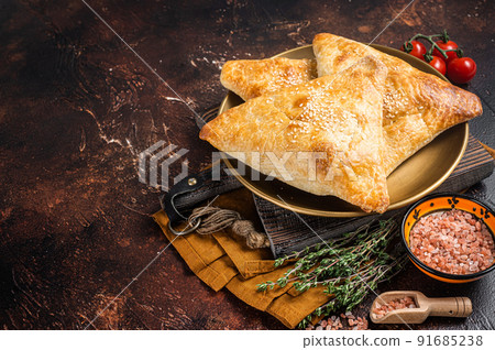 Samsa with chicken and cheese, samosa oriental pies. Dark background. Top view. Copy space 91685238