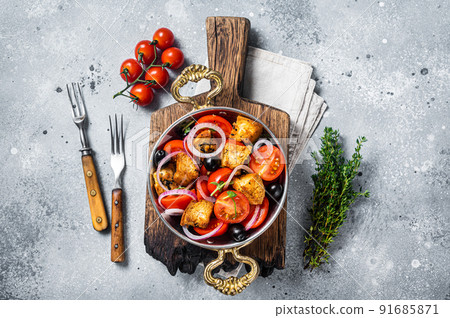Panzanella traditional Italian salad with tomatoes, onion and bread Croutons. Gray background. Top view 91685871