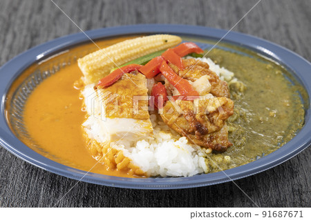 香辣可口的咖哩飯盒飯 91687671