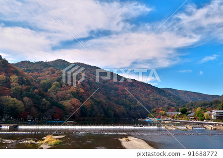 從渡月京看嵐山的秋色高潮 91688772