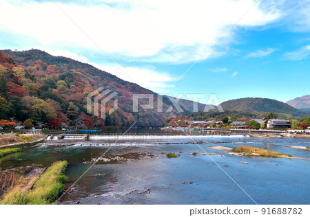 從渡月京看嵐山的秋色高潮 91688782