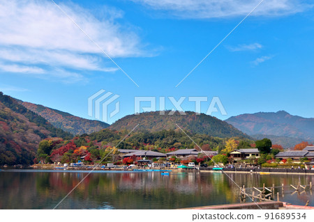 Coloring of autumn trees that continue from the surface of the Katsura River to Mt. Ogura via Arashiyama Park Coloring of autumn trees that continue from the surface of the Katsura River to Mt. Ogura via Arashiyama Park 91689534