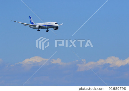 飛行在夏天天空的客機:接近著陸的客機 飛行在夏天天空的客機:接近著陸的客機 91689798