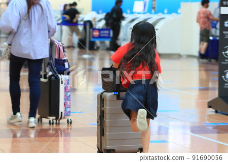 Haneda Airport Departure Lobby Tourists 91690056