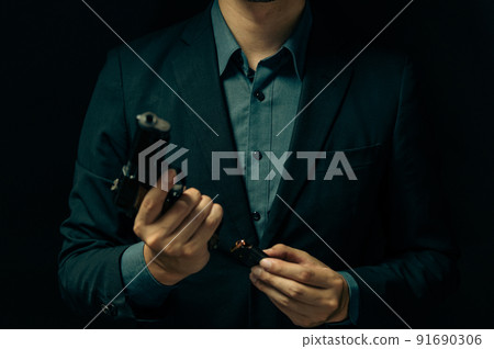 一個穿著西裝拿著手槍的人 一個穿著西裝拿著手槍的人 91690306