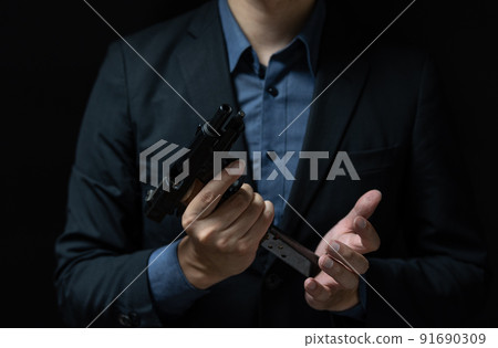 一個穿著西裝拿著手槍的人 91690309