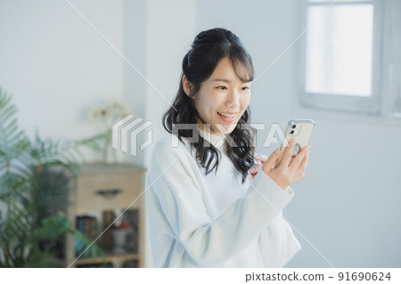 觀看智能手機的婦女 觀看智能手機的婦女 91690624