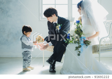 新娘蹣跚學步的男孩 91691222