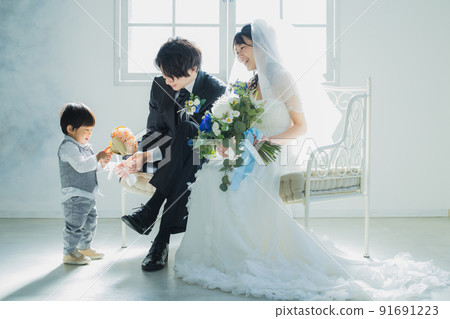 新娘蹣跚學步的男孩 91691223