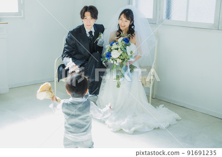 新娘蹣跚學步的男孩 新娘蹣跚學步的男孩 91691235