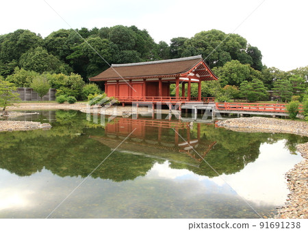Toin Garden is said to have held ceremonies and banquets by the imperial family restored to the site of the Nara Heijo Palace, a World Heritage Site. 91691238