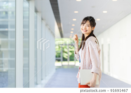 Young business woman in the office 91691467
