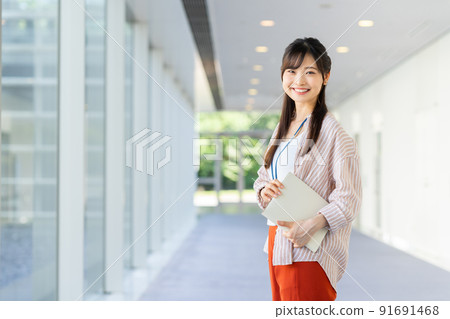 Young business woman in the office 91691468