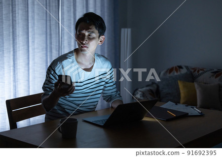 Image of being in trouble due to a power outage during telework 91692395