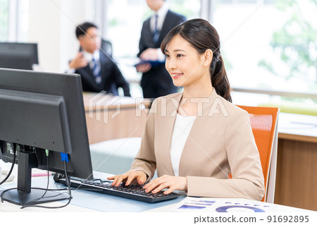 Business woman working in the office 91692895