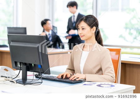 在辦公室工作的女商人 91692896