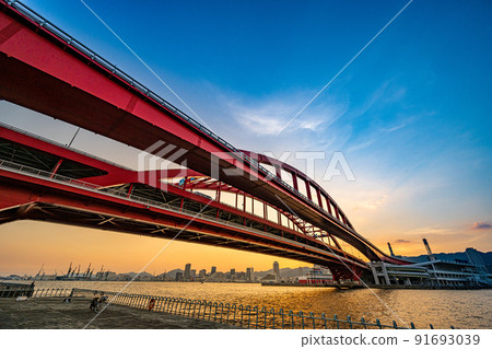 Beautiful sunset and Kobe Bridge [Kobe scenery] 91693039