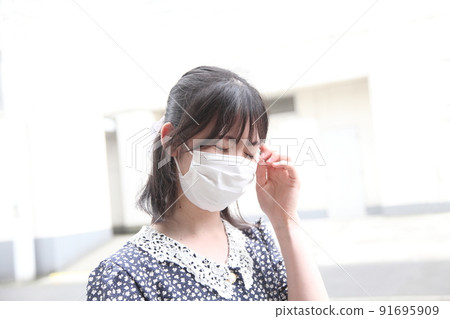 一個戴著面具來檢查太陽穴的女人 91695909