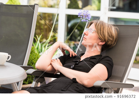 Portrait of a beautiful thirty year old sleeping woman 91696372