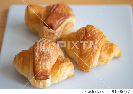 Breakfast mini croissant 91696757