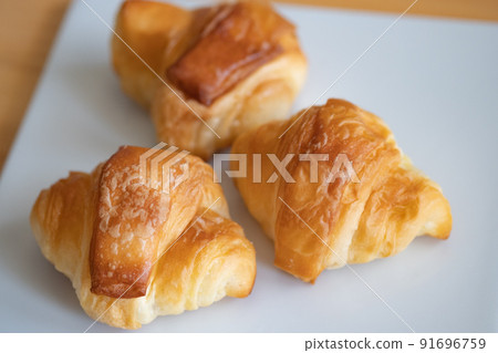 Breakfast mini croissant 91696759