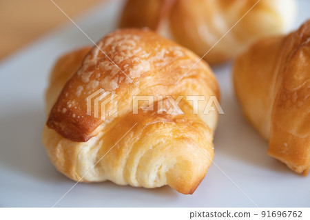 Breakfast mini croissant 91696762