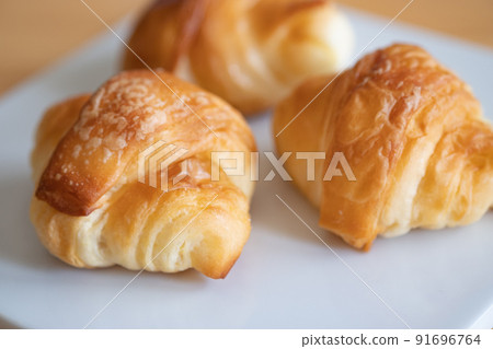 Breakfast mini croissant 91696764